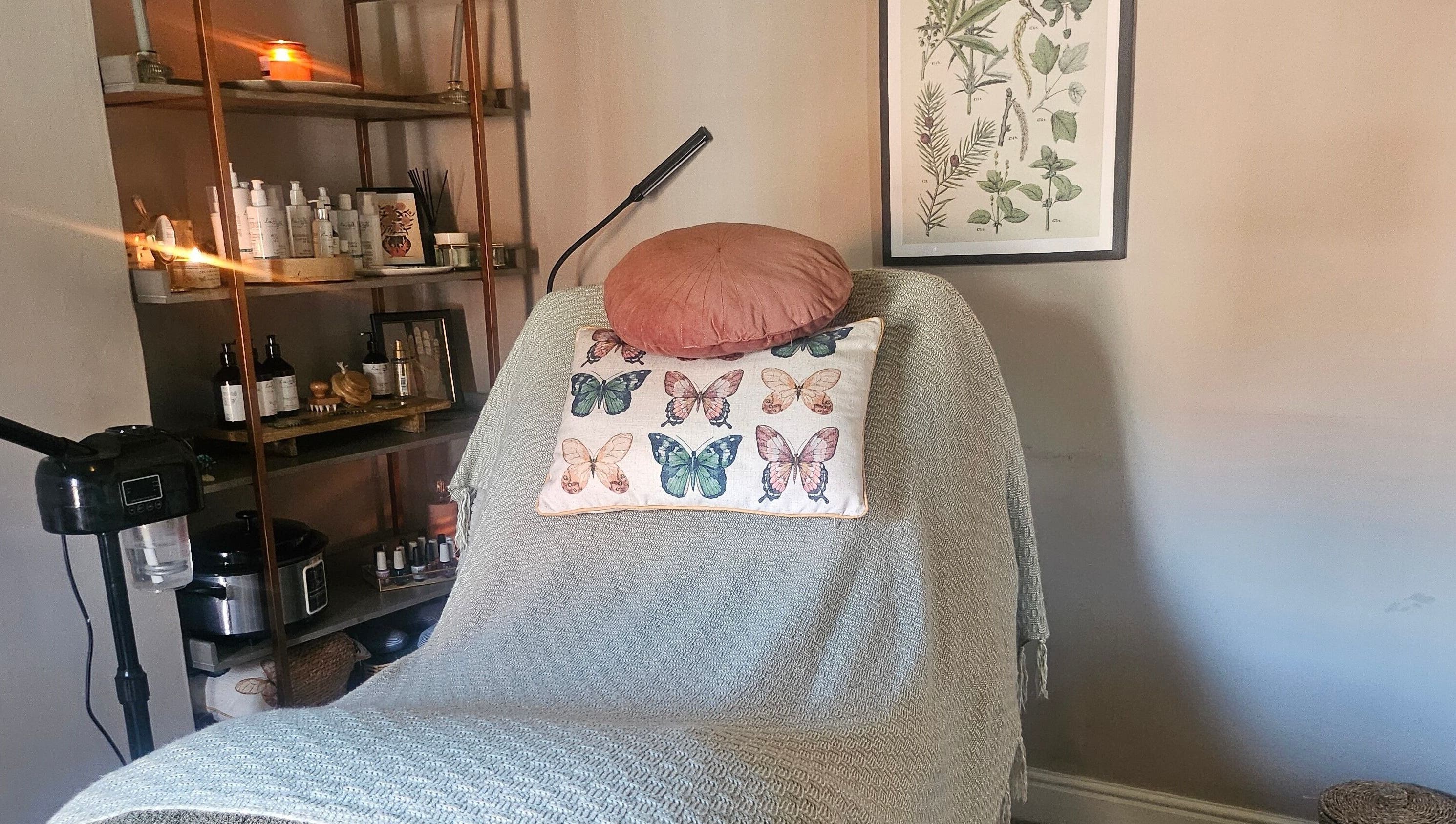 Cozy spa room at Healing Hands with Alli, Grantham, England, GB, with treatment bed and soft lighting.