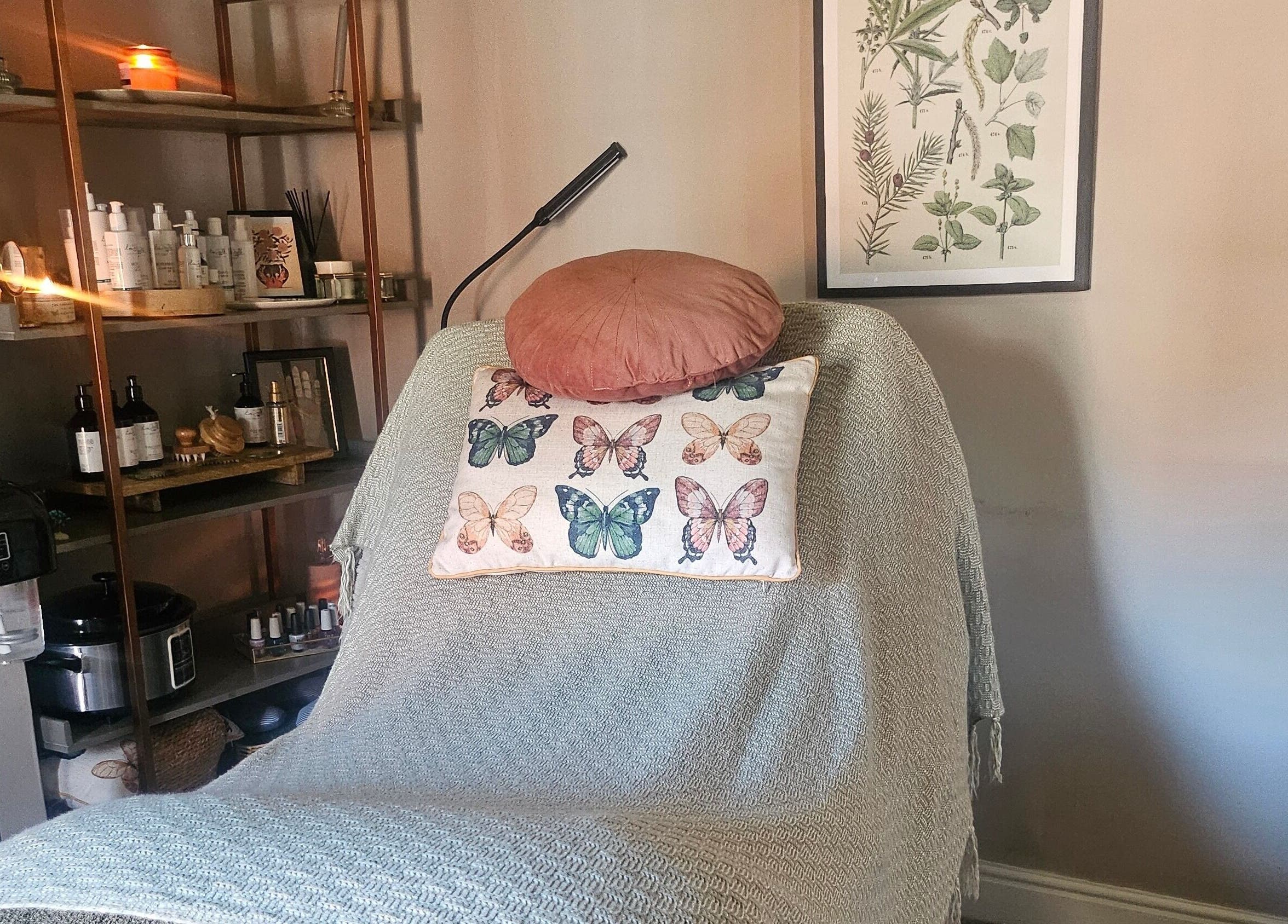 Cozy spa room at Healing Hands with Alli, Grantham, England, GB, with treatment bed and soft lighting.