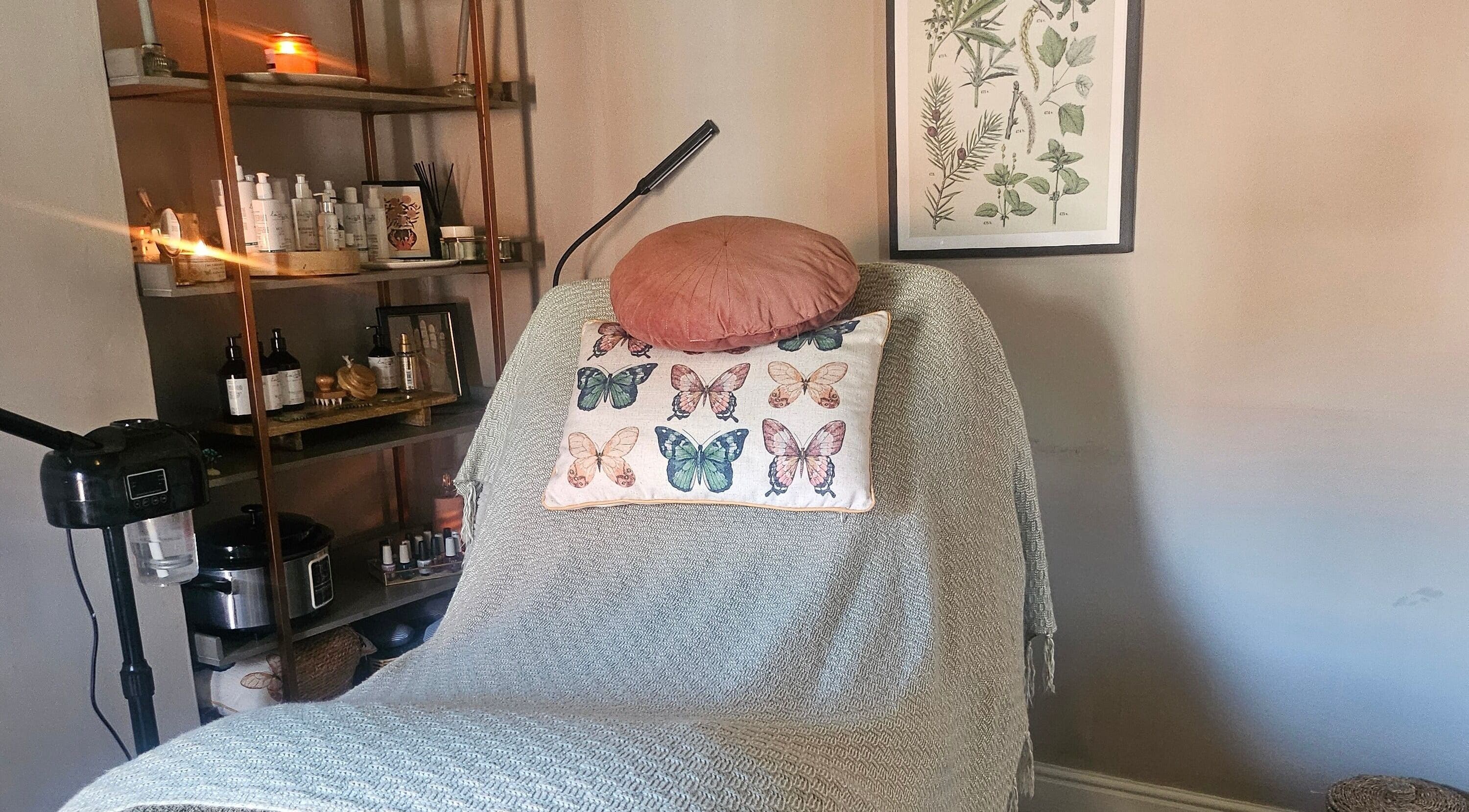 Cozy spa room at Healing Hands with Alli, Grantham, England, GB, with treatment bed and soft lighting.