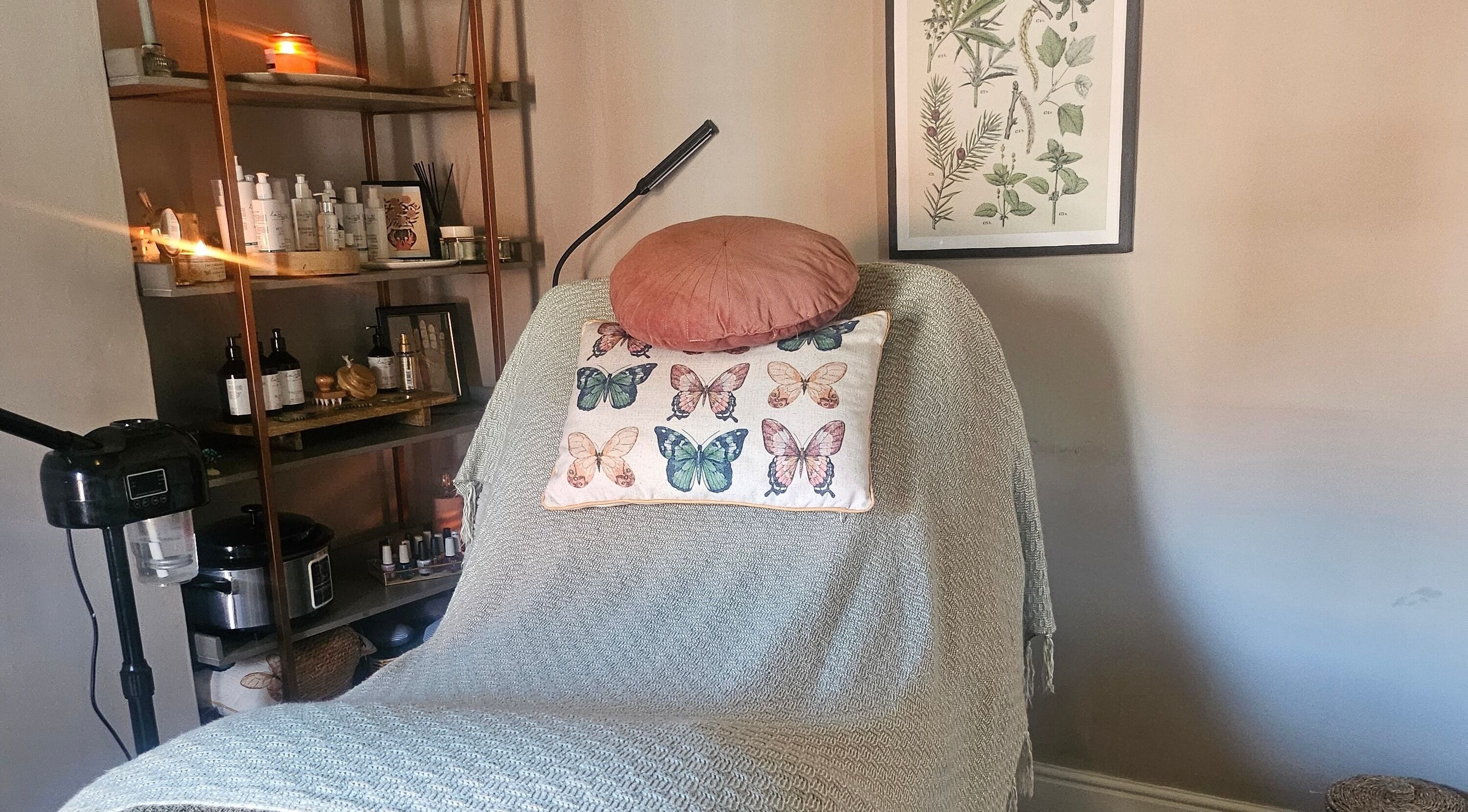 Cozy spa room at Healing Hands with Alli, Grantham, England, GB, with treatment bed and soft lighting.