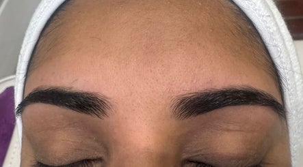Perfectly shaped eyebrows at Sukhi Beauty Salon, London, England, GB showcasing precision beauty.