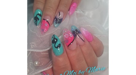 Nail art coloré à Ma Folie et Moi by Marie, Illzach, Grand Est, FR, avec des motifs floraux et géométriques.