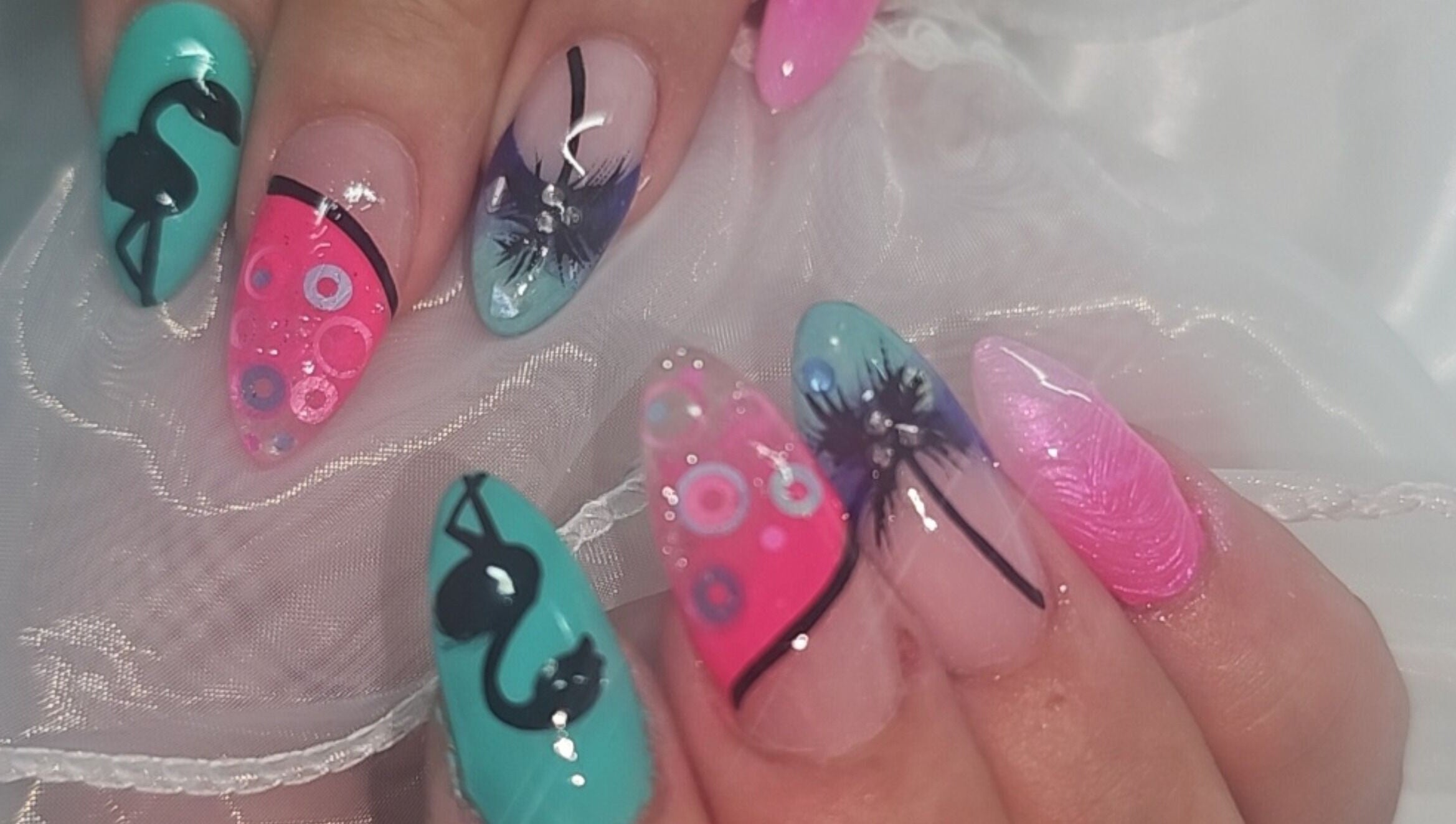 Manucure artistique vibrant chez Ma Folie et Moi by Marie, Illzach, Grand Est, FR.