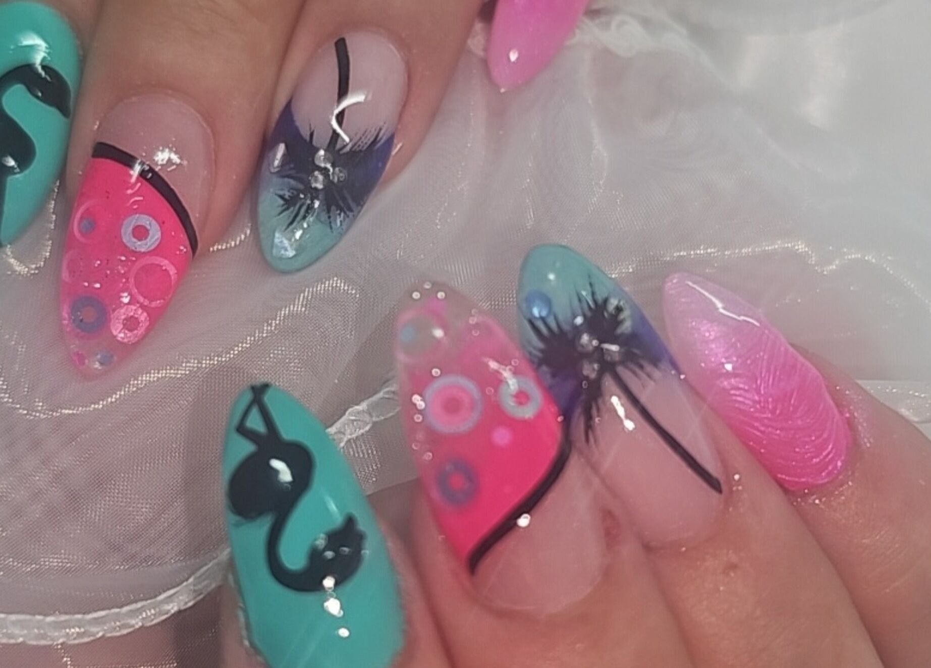 Manucure artistique vibrant chez Ma Folie et Moi by Marie, Illzach, Grand Est, FR.