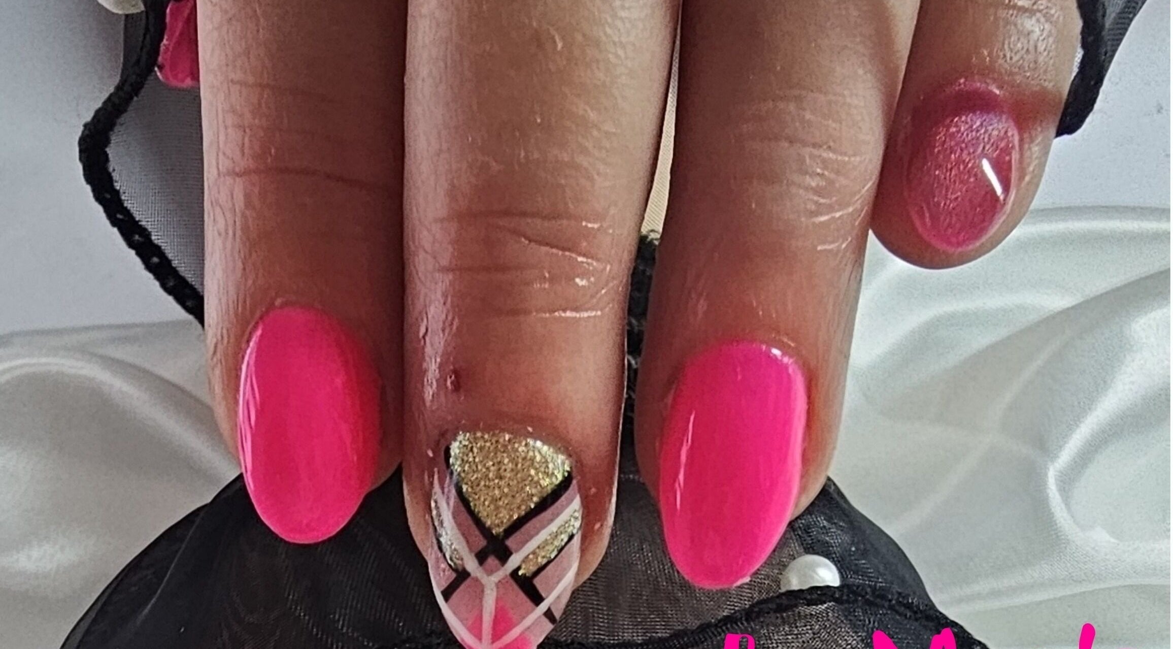 Stylish nail art with pink and gold designs at Ma Folie et Moi by Marie, Illzach, Grand Est, FR.