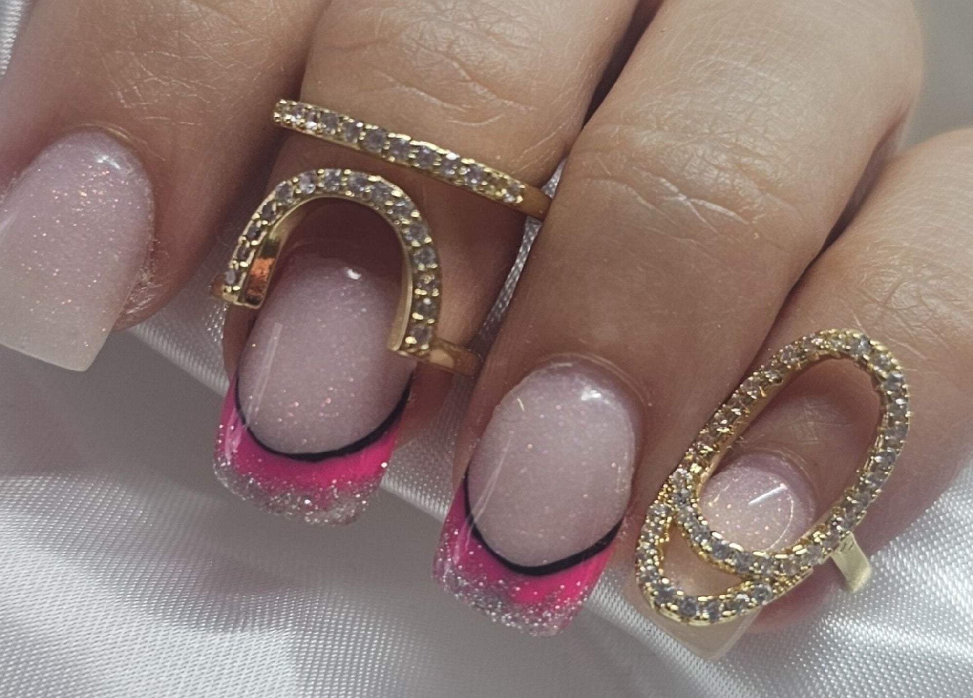 Manucure élégante avec incrustations scintillantes chez Ma Folie et Moi by Marie, Illzach, Grand Est, FR.