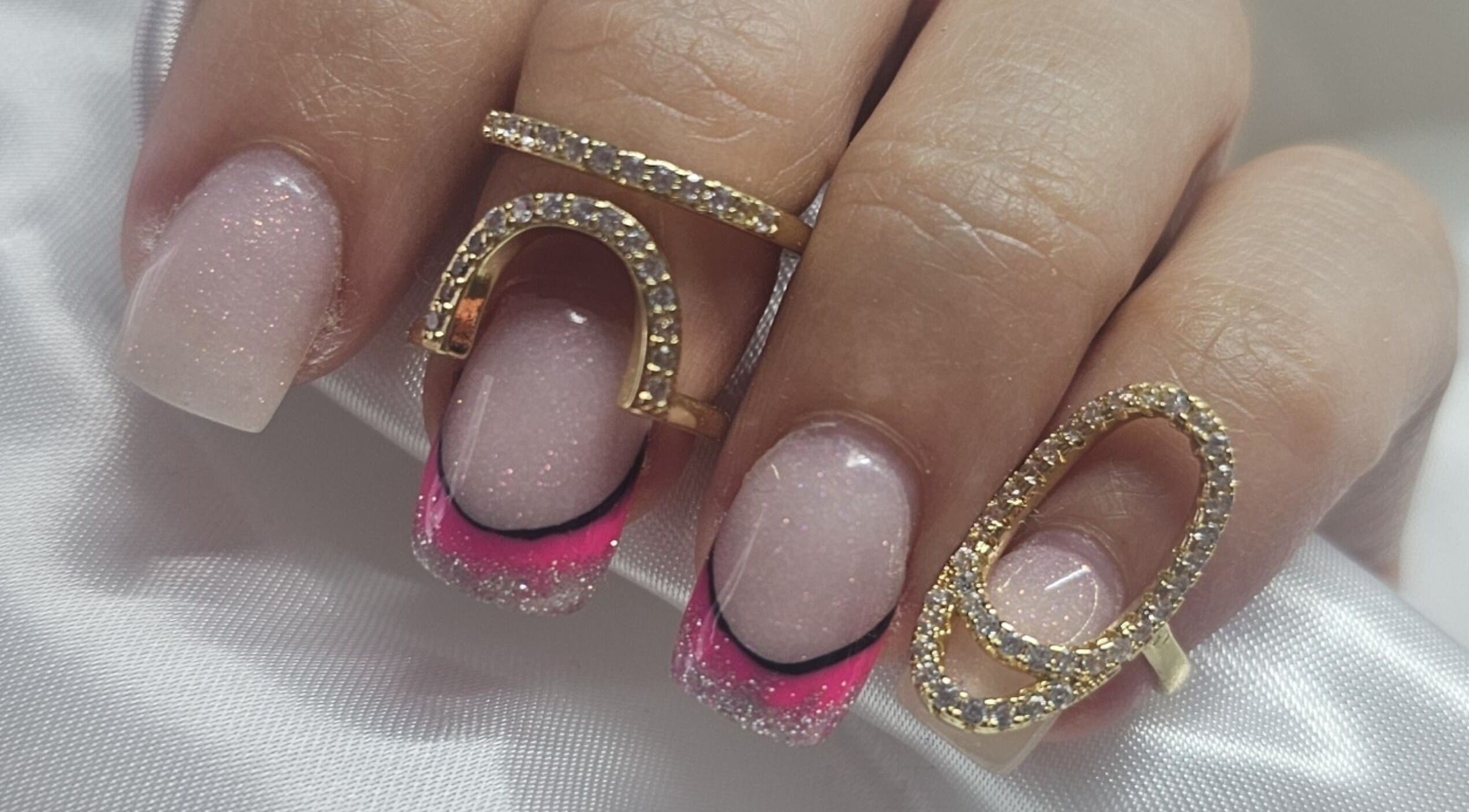 Manucure élégante avec incrustations scintillantes chez Ma Folie et Moi by Marie, Illzach, Grand Est, FR.