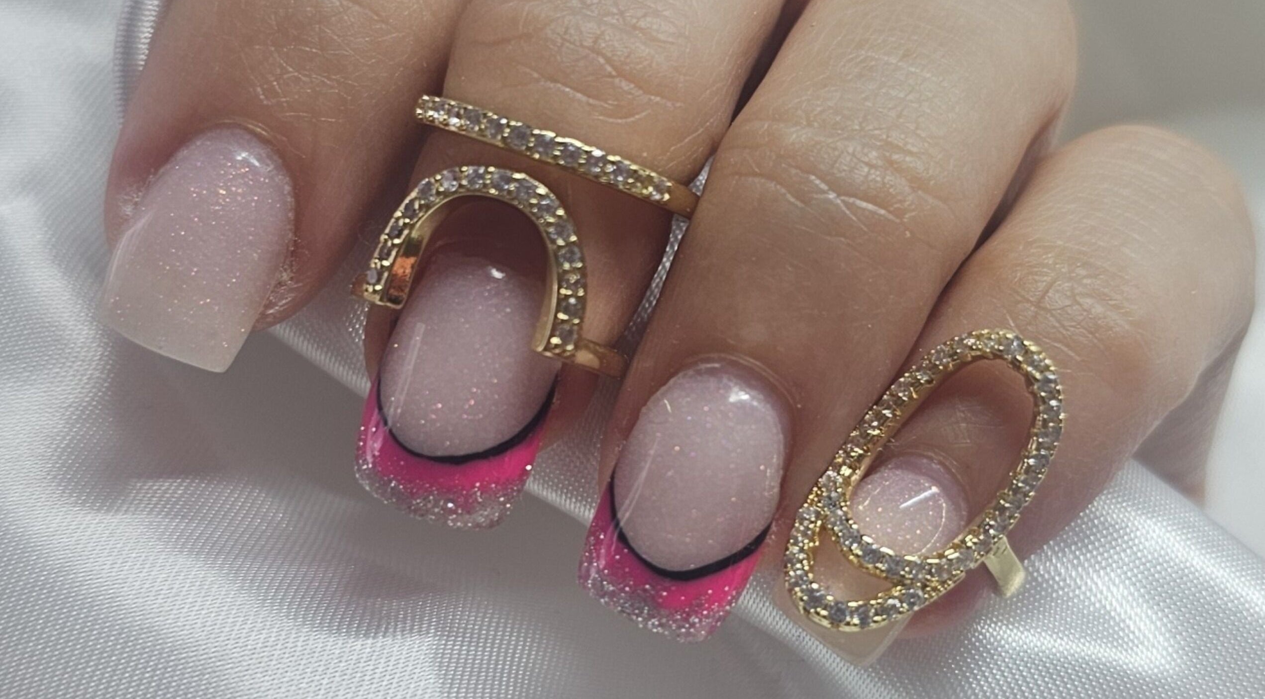 Manucure élégante avec incrustations scintillantes chez Ma Folie et Moi by Marie, Illzach, Grand Est, FR.