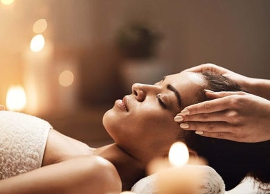 Relaxing massage at Thai Yoga Massage Kingston, Kingston Upon Thames, England, GB with soft candlelight.