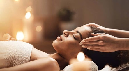 Relaxing massage at Thai Yoga Massage Kingston, Kingston Upon Thames, England, GB with soft candlelight.
