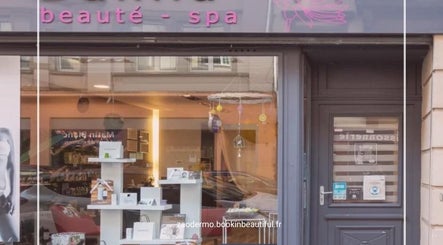 Entrée de Zaô Dermo à Sarrebourg, Grand Est, FR, affichant des produits de beauté et un design invitant.