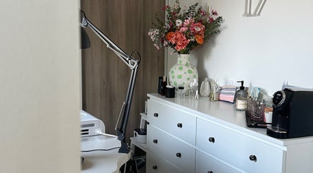 Coin beauté élégant chez Le Loft 17, Perpignan, Occitanie, FR avec fleurs et décoration moderne.