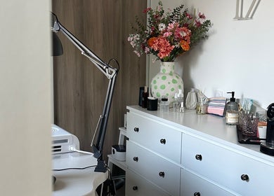 Coin détente élégant de Le Loft 17 à Perpignan, Occitanie, FR avec fleurs et lampe moderne.