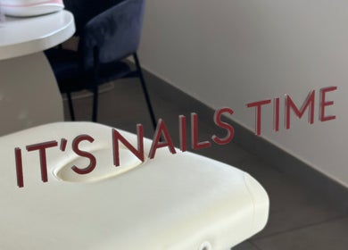Table de manucure à Le Loft 17, Perpignan, Occitanie, FR avec inscription 'It's Nails Time'.