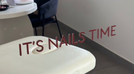 Table de manucure à Le Loft 17, Perpignan, Occitanie, FR avec inscription 'It's Nails Time'.