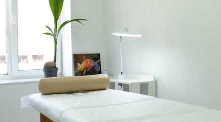 Светлая комната для массажа в Massage Frankfurt, Франкфурт-на-Майне, Гессен, DE.