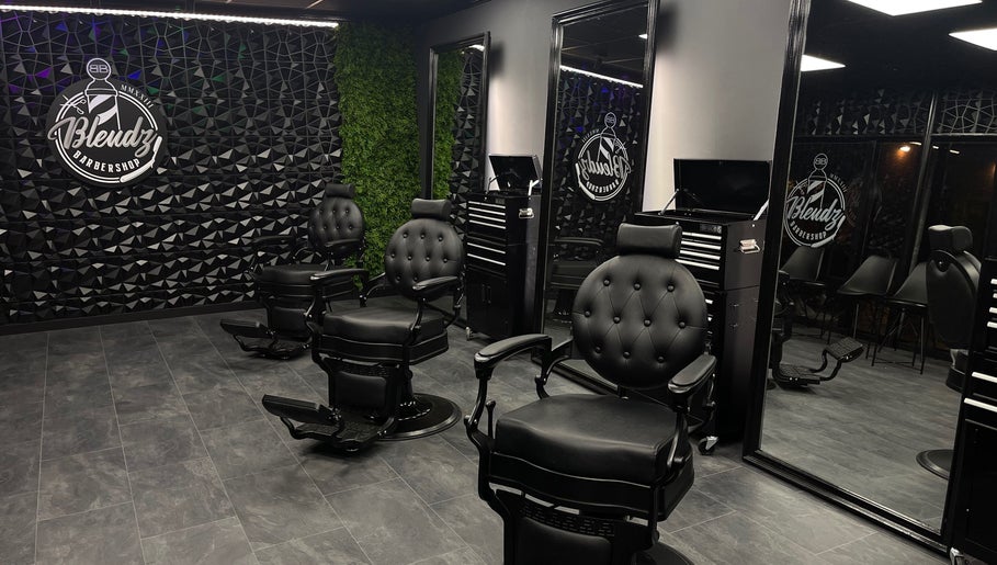 Stijlvolle binnenkant van Blendz Barbershop, Bleiswijk, Zuid-Holland, NL met luxe kappersstoelen.