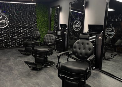 Stijlvolle binnenkant van Blendz Barbershop, Bleiswijk, Zuid-Holland, NL met luxe kappersstoelen.