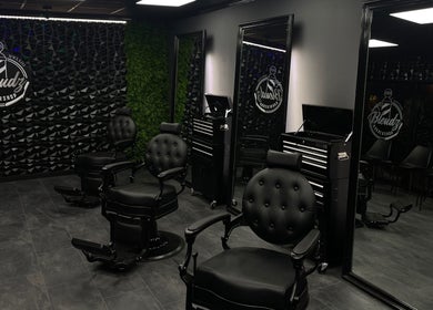 Moderne stoelopstelling bij Blendz Barbershop, Bleiswijk, Zuid-Holland, NL met strak zwart-wit ontwerp.