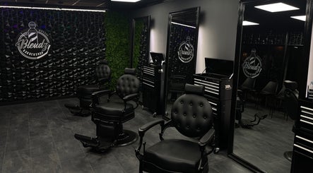 Moderne stoelopstelling bij Blendz Barbershop, Bleiswijk, Zuid-Holland, NL met strak zwart-wit ontwerp.
