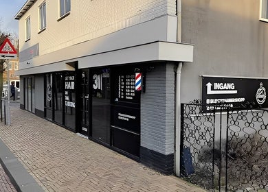 Buitenzijde van Blendz Barbershop in Bleiswijk, Zuid-holland, NL met moderne uitstraling.