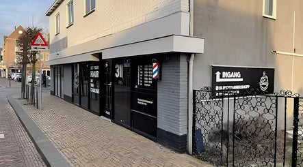 Buitenzijde van Blendz Barbershop in Bleiswijk, Zuid-holland, NL met moderne uitstraling.