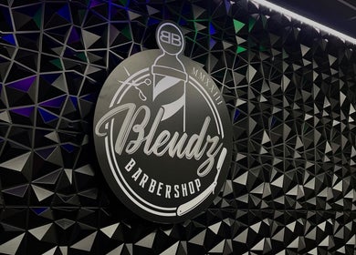 Stijlvol Blendz Barbershop logo op moderne muur in Bleiswijk, Zuid-Holland, NL.