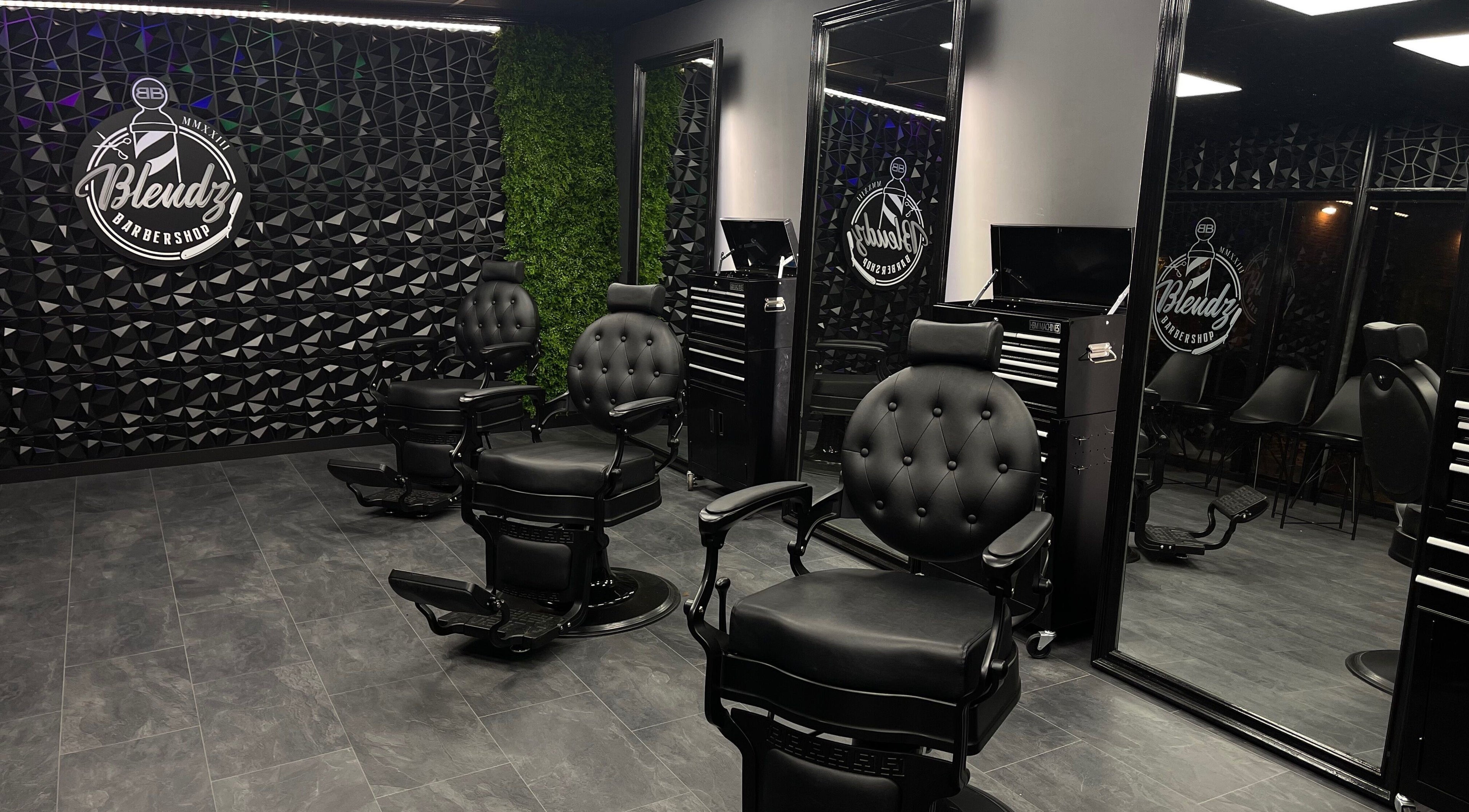 Stijlvolle kappersstoelen bij Blendz Barbershop in Bleiswijk, Zuid-Holland, NL, met moderne inrichting.