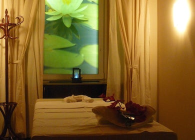 Tranquil massage room at Thai Massage Narodni, Hlavní Město Praha, CZ, with candlelight and calming decor.