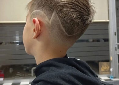Corte moderno con diseño en Barberia Adam Martin, Castell De Ferro, Andalucía, ES.