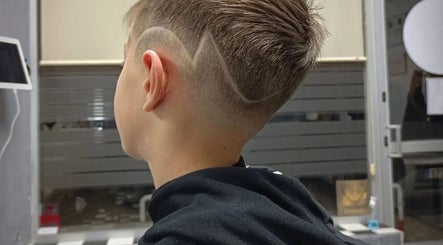 Corte moderno con diseño en Barberia Adam Martin, Castell De Ferro, Andalucía, ES.