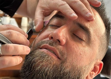 Afeitado profesional en Barberia Adam Martin, Castell De Ferro, Andalucía, ES, destacando cuidado facial.