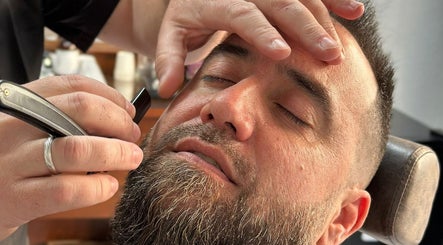 Afeitado profesional en Barberia Adam Martin, Castell De Ferro, Andalucía, ES, destacando cuidado facial.