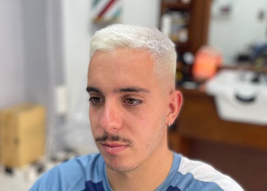 Cliente con corte de pelo rubio en Barberia Adam Martin, Castell De Ferro, Andalucía, ES.