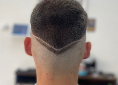 Corte de cabello moderno en Barberia Adam Martin, Castell De Ferro, Andalucía, ES. Diseño único y pulido.