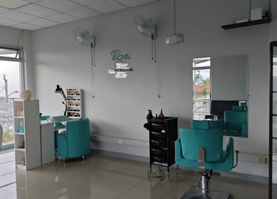 Interior relajante de Priscilla Spa, Beauty Wellness en Grecia, Provincia De Alajuela, CR con sillas turquesas.