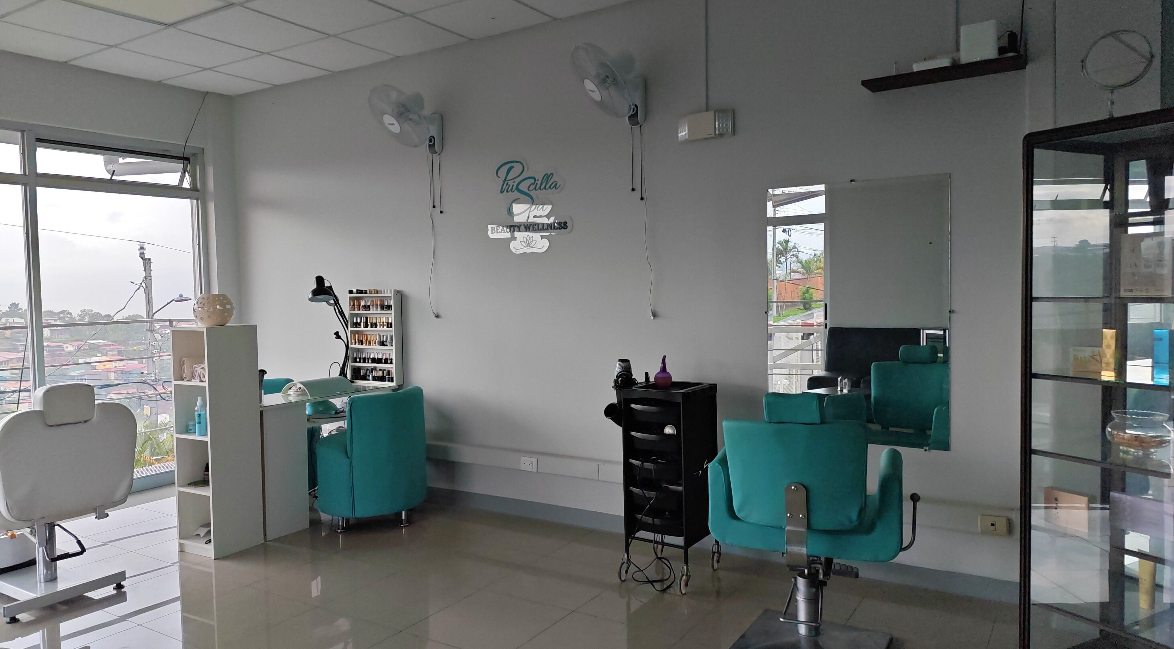 Interior relajante de Priscilla Spa, Beauty Wellness en Grecia, Provincia De Alajuela, CR con sillas turquesas.