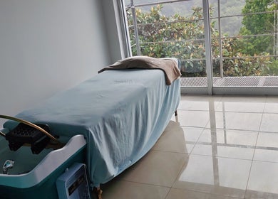 Habitación de masaje en Priscilla Spa, Beauty Wellness, Grecia, Provincia De Alajuela, CR, con vista relajante.