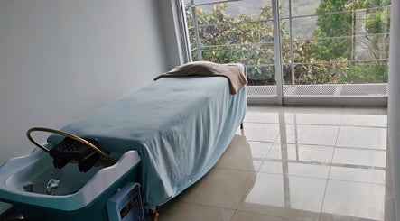 Habitación de masaje en Priscilla Spa, Beauty Wellness, Grecia, Provincia De Alajuela, CR, con vista relajante.