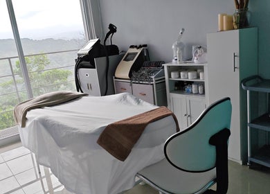 Sala de tratamiento en Priscilla Spa, Beauty Wellness, Grecia, Provincia De Alajuela, CR con vista panorámica.