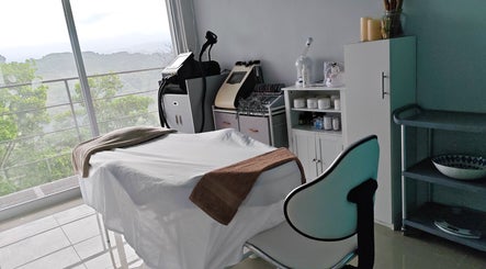 Sala de tratamiento en Priscilla Spa, Beauty Wellness, Grecia, Provincia De Alajuela, CR con vista panorámica.