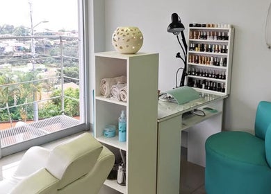 Espacio de manicura con vista panorámica en Priscilla Spa, Beauty Wellness, Grecia, Provincia De Alajuela, CR.