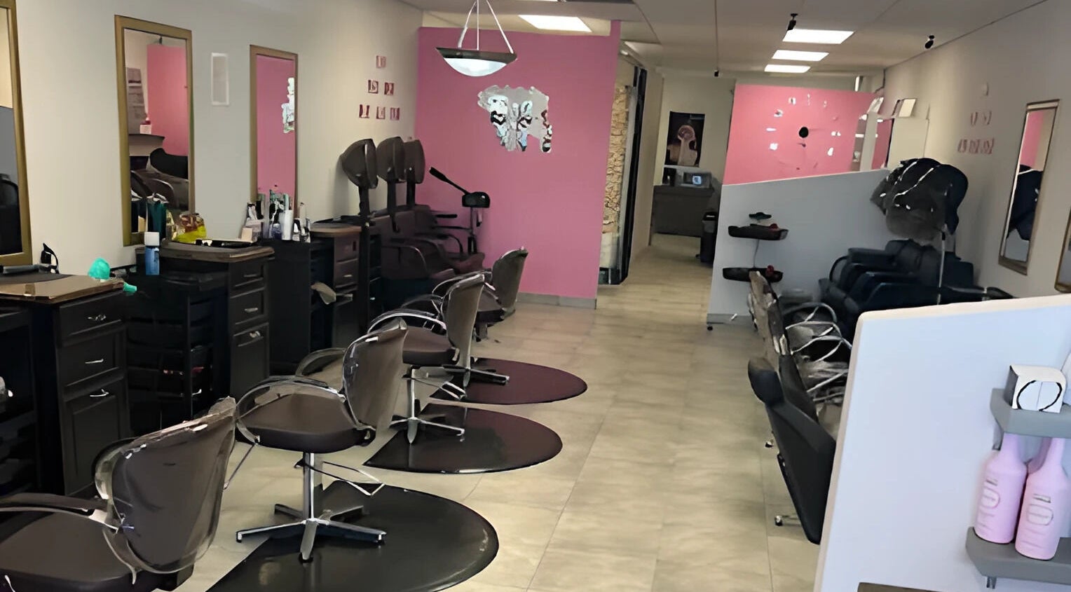 Interior moderno del Salón Blow me Dry en Fort Lauderdale, Florida, US, mostrando estaciones de belleza.