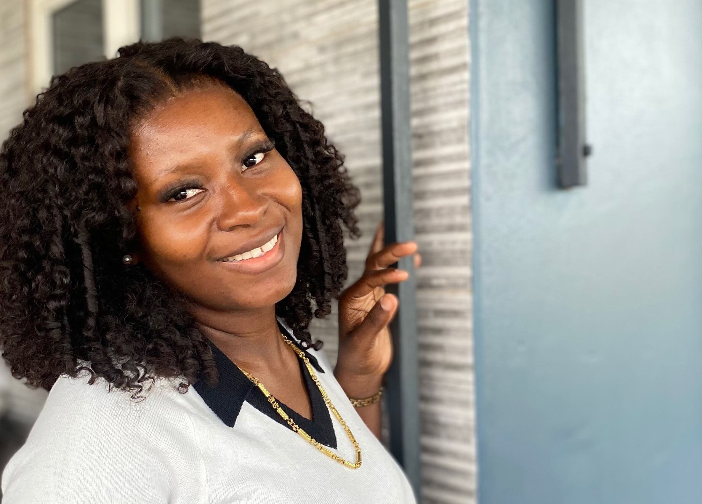 Smiling client at Aesthetic Pampering in Paramaribo, Paramaribo, SR, highlighting relaxed atmosphere.