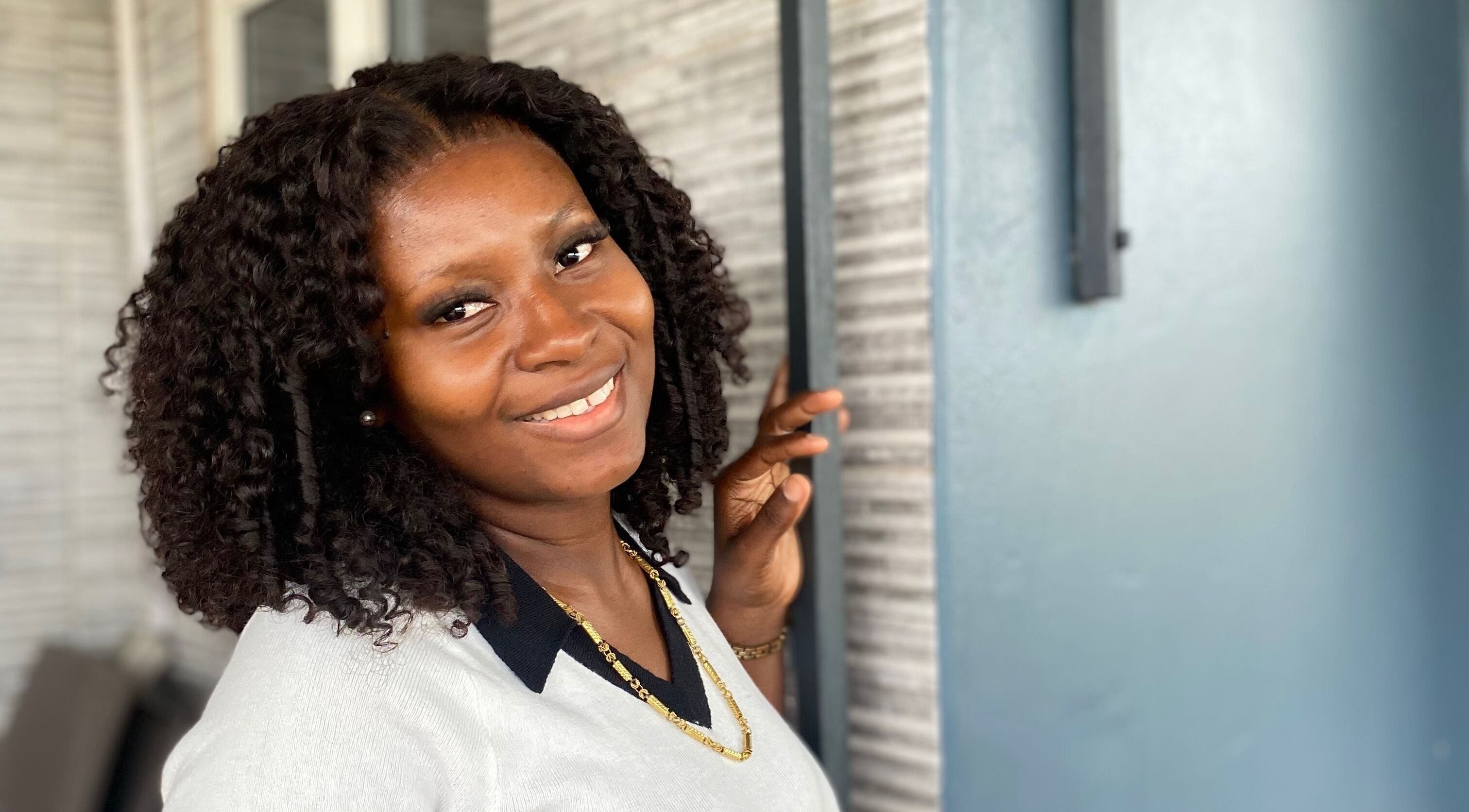 Smiling client at Aesthetic Pampering in Paramaribo, Paramaribo, SR, highlighting relaxed atmosphere.