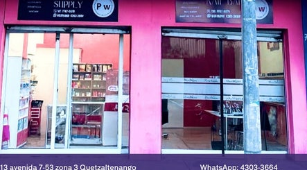 Entrada de SALON POW en Quetzaltenango, Quetzaltenango, GT, destacando su fachada moderna.