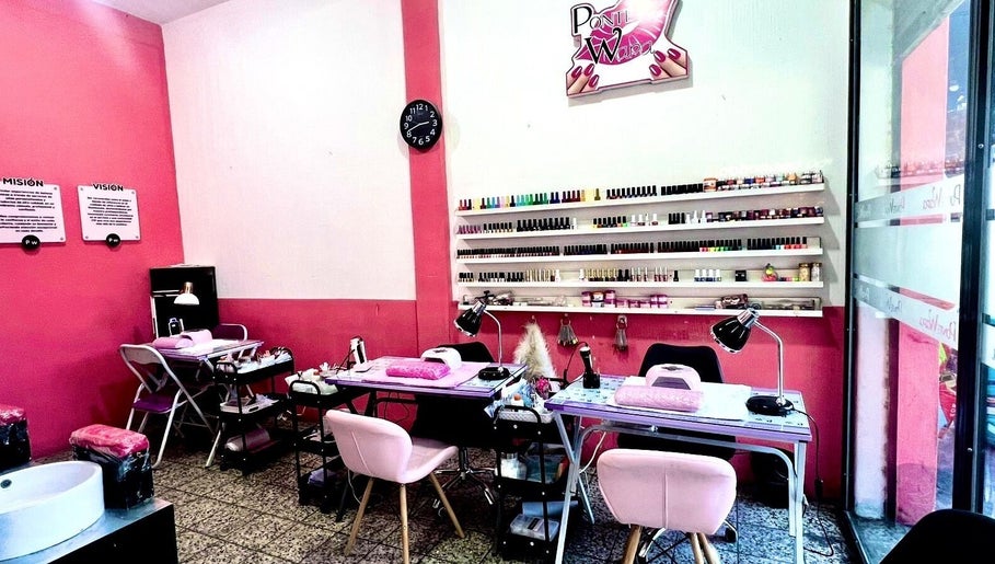 Interior moderno de SALON POW en Quetzaltenango, Quetzaltenango, GT con decoración y equipos de manicura.