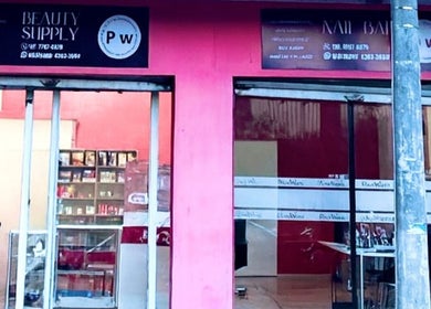 Fachada de SALON POW en Quetzaltenango, Quetzaltenango, GT, destacando la entrada moderna del salón de belleza.