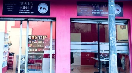 Fachada de SALON POW en Quetzaltenango, Quetzaltenango, GT, destacando la entrada moderna del salón de belleza.