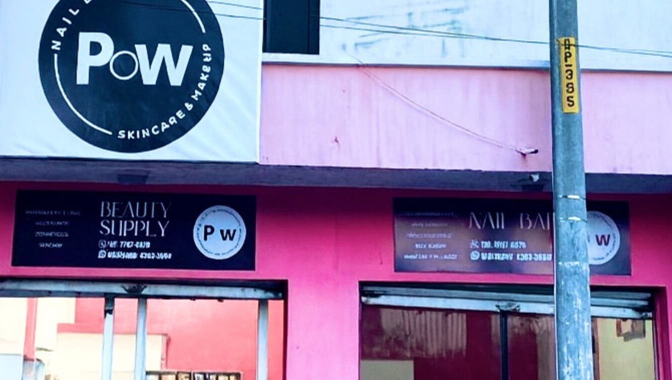 Fachada de Salon Pow en Quetzaltenango, Quetzaltenango, GT con señalización llamativa.